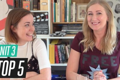 Two smiling hosts at a cozy studio table presenting mest betydningsfulde top picks