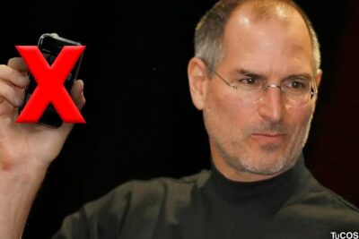 Man holding a smartphone with a large red X symbol, representing a warning about movil hijos.