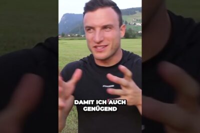 Man in black shirt gesturing in a meadow showing nat rliche movement
