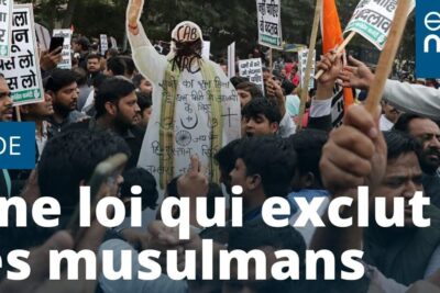 Protesters in India holding placards and banners against nouvelle loi 1.