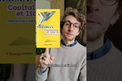 Person holding a yellow copy of Milton Friedman's 'Capitalisme et liberté', symbolizing okonomisk liberalisme.