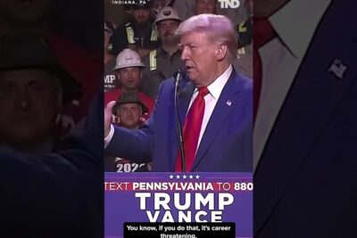 A suited speaker at a podium addressing a crowd of workers and supporters at a rally, pa samfundet.