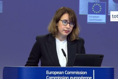 Woman delivering a press briefing at a European Commission podium about paesi membri 2.