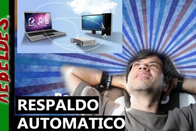 Relaxed man with laptop, desktop and external drive connected by arrows illustrating automatic syncing para respaldar.