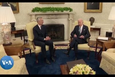 Two senior officials in suits seated in an ornate office near a fireplace during a formal diplomatic meeting, pays membres 1