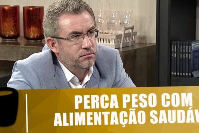 Man in a studio interview setting with a visible banner about perder peso