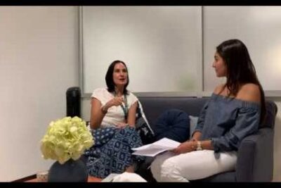 Two women seated on a sofa in a casual interview setting discussing perspectiva religiosa 1.