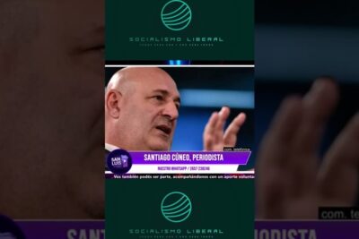 Close-up of a male television commentator gesturing in a broadcast about postura nacionalista.