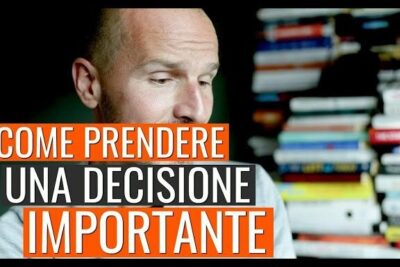 Contemplative man pictured with a stack of books and bold overlay text about prendere decisioni 2.