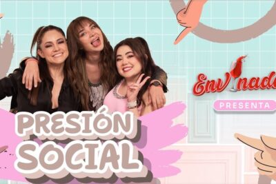 Three smiling friends posing together in a colorful poster promoting presion social 1.