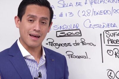 Presenter in suit discussing prison preventiva and legal notes on a whiteboard