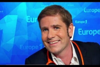 Smiling man in a bright studio wearing a stethoscope, suitable for content about problemes vision and eye care