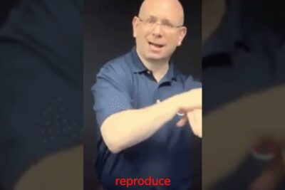 Person in blue polo making hand gestures representing professionella oversattare