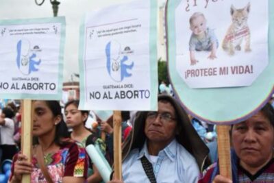 Women holding banners reading 'NO AL ABORTO' and '¡PROTEGE MI VIDA!' for proteccion vida 1