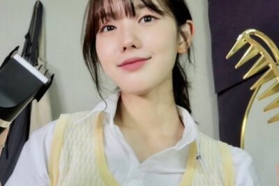 Woman holding clipper and golden comb for raka polisongerna