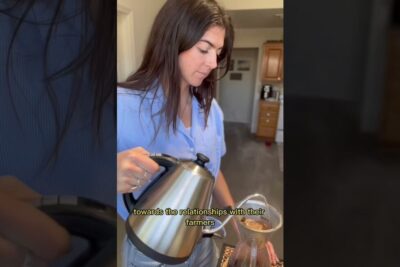 Person pouring hot water from a stainless steel kettle into a glass pour-over coffee maker, rattvis handel 1