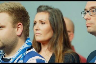 A small group of people with serious, reserved expressions suggesting rechazo liderazgo.