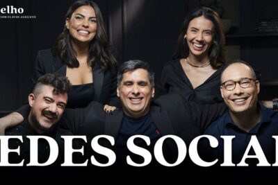 Five smiling professionals posing in a studio for redes sociais 20.