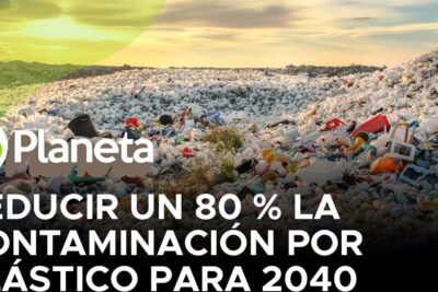 Large landfill of plastic bottles and containers under a pale sky illustrating the urgency to reducir contaminacion 1.