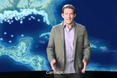 Presenter standing before a glowing regional map illustrating reforma energetica 2