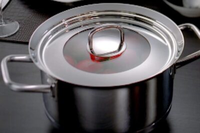 Polished stainless steel lidded stock pot with side handles on a dark table reklam ar 1