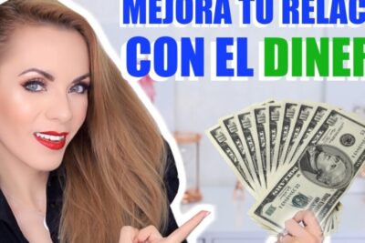 Smiling woman pointing at fanned US dollar bills with overlay text about relacion dinero.