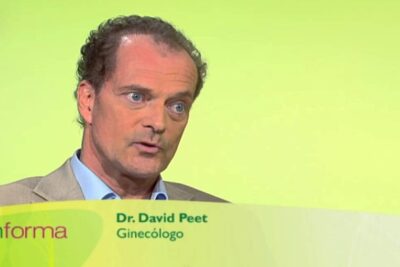 Close-up of a gynecologist in a studio interview discussing reproduccion asistida 2.