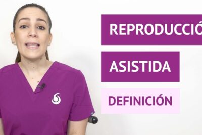 Female clinician in purple scrubs stands beside bold Spanish panels reading REPRODUCCIÓN ASISTIDA and DEFINICIÓN, reproduccion asistida 3