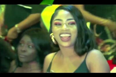 Smiling young woman in a crowded party scene, reseaux sociaux 5