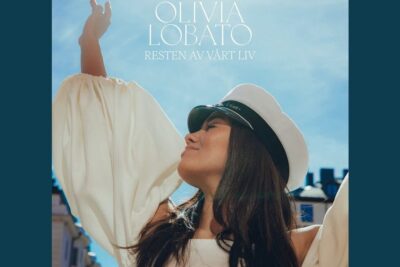 Woman in white hat and billowy sleeves looking skyward with the phrase resten liv