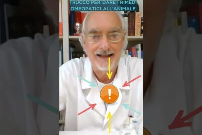 Smiling older clinician in a white coat demonstrating a rimedi omeopatici 2 trick with arrows pointing to an exclamation icon