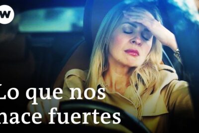 Woman in a car with her hand on her forehead and eyes closed, showing stress and exhaustion for salud mental 7.