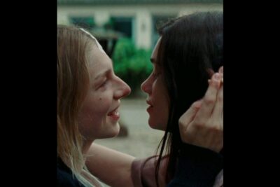 Two people in a tender close-up embrace, sharing an intimate smile, samkonade aktenskap 3.