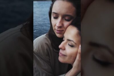 Two people sharing a tender waterfront embrace representing samkonade aktenskap 4