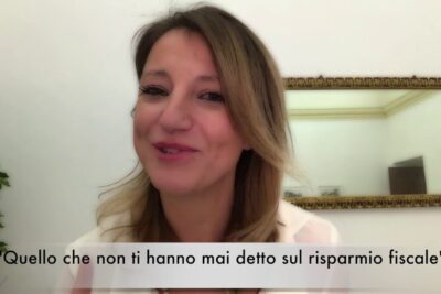Smiling presenter with overlay text about sistema fiscale 1 and fiscal savings.
