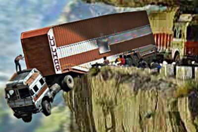 Cargo truck hanging off a steep cliff with bystanders assisting situaciones extremas 1.