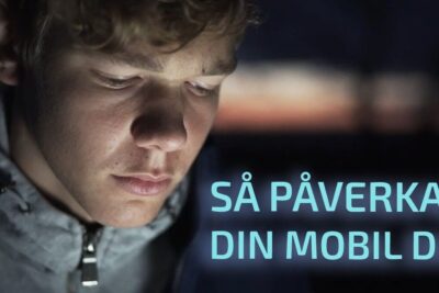 Young person illuminated by a smartphone screen at night sociala medier 14