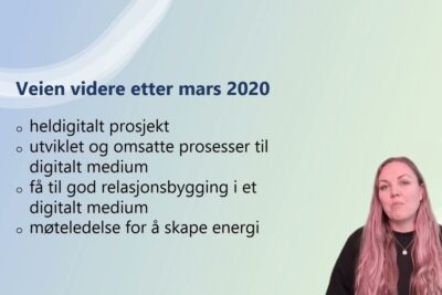 Presenter beside a slide listing digital project steps focused on sosial inkludering.