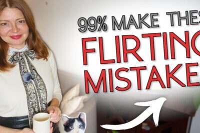 Smiling woman holding a coffee cup beside bold text about flirting mistakes, a visual cue for improving a stabilt forhold.
