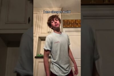 Person in a light blue T-shirt and red shorts posing indoors suggesting stotte pant styling