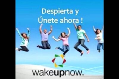 Five people jumping under a blue sky with motivational text and a colorful circular logo, syn pa 1.