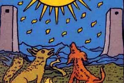 A tarotkort depicting a large yellow moon with a human face, two howling dogs, a lobster emerging from water and distant towers.