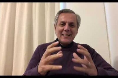 Man smiling and gesturing with hands while explaining tips to tomar decisiones.