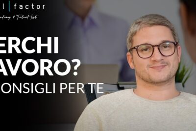 Smiling man in an informative banner promoting trovare lavoro 2 and four job search tips.