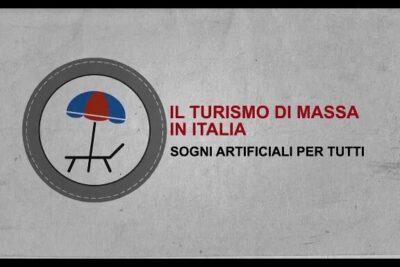 Infographic with a beach umbrella and lounge chair illustrating turismo massas 1 and mass tourism in Italy.