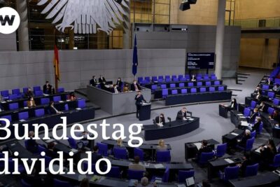 Interior view of the Bundestag chamber with seated representatives and a speaker at the podium, vacunacion obligatoria 1