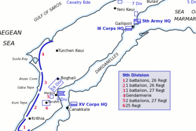 Detailed Gallipoli landing map showing beaches, numbered assault sites, troop placements, corps and army HQ markers, verdensokonomiens orden standpunkter for og imot.