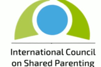 Stylized logo with a blue circle and green curved shapes above the words International Council on Shared Parenting that evokes videnskabelig evidens