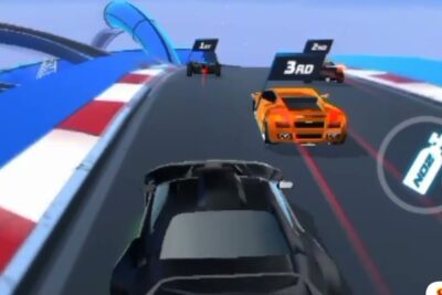 Third-person racing view showing a black car chasing competitors on a curved elevated track in video giochi 1.