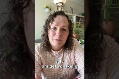 Curly-haired woman speaking directly to camera from a sofa with plants and a bookshelf, emphasizing viktig a 45.